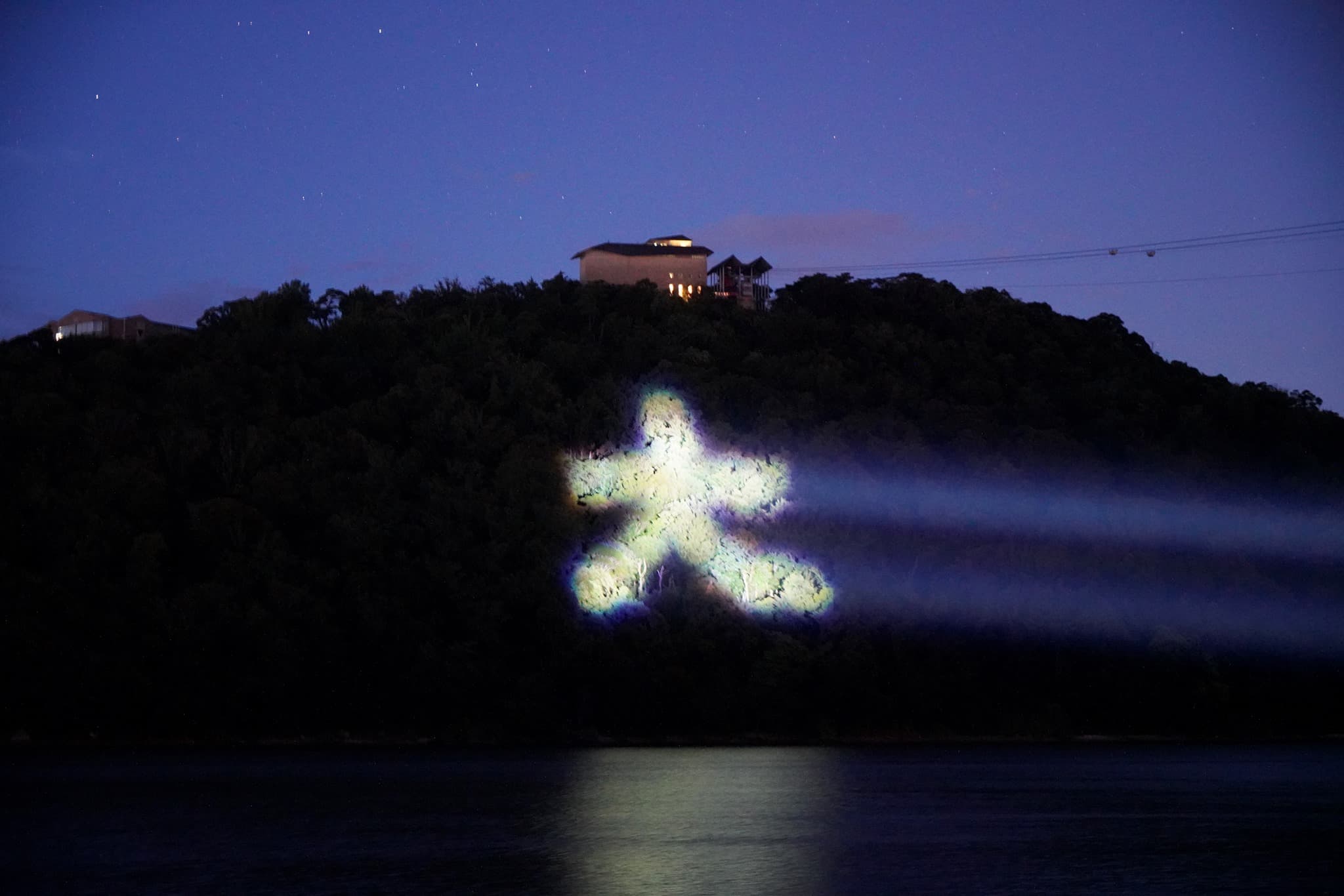 光文字から伝わる想い「メッセージ・ライトアップ」