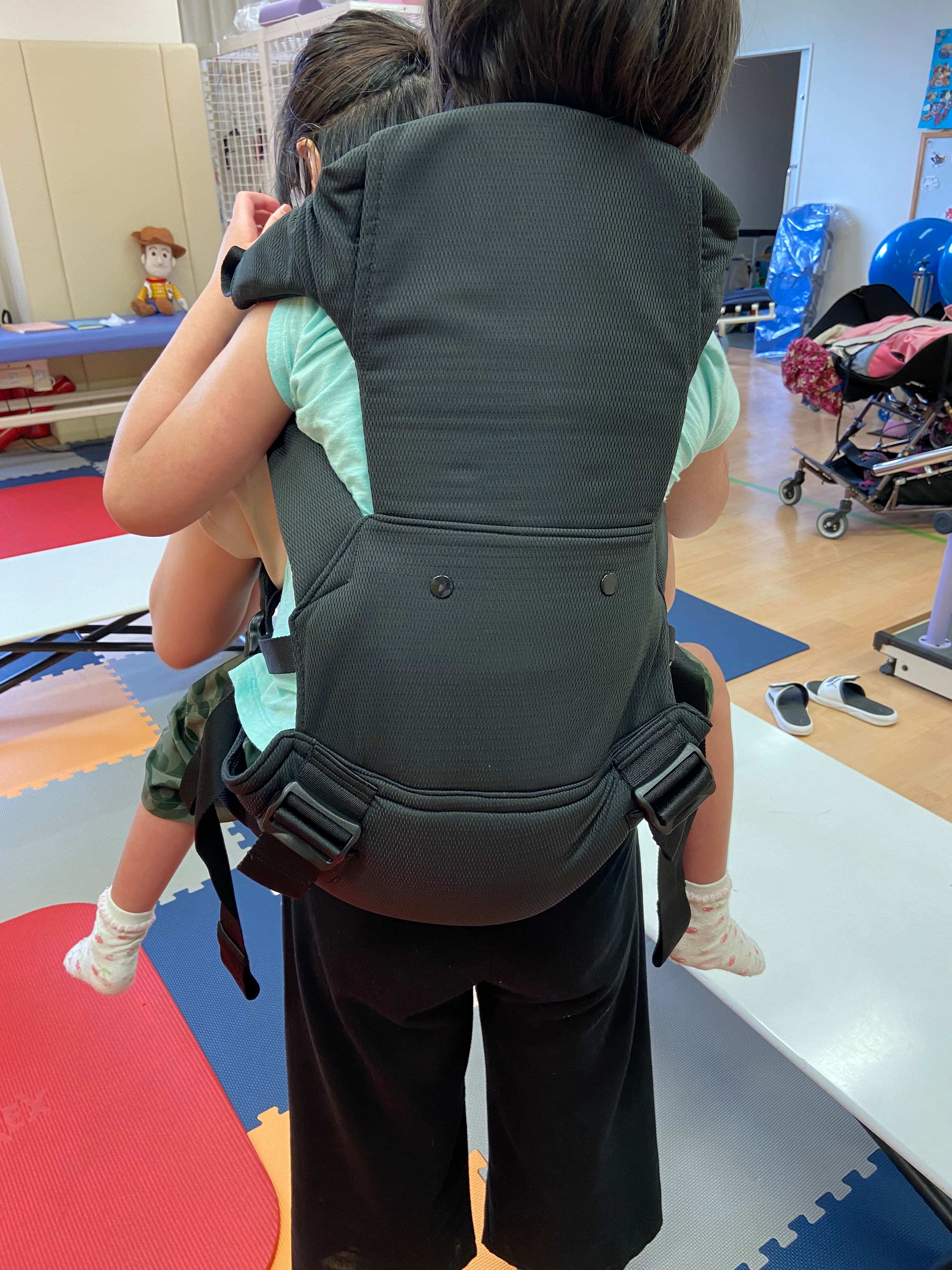 【自治体子ども福祉課・公立保育園・療育センター実績あり】日常だけでなく避難時にも！！介護用抱っこひも「ショルラク」