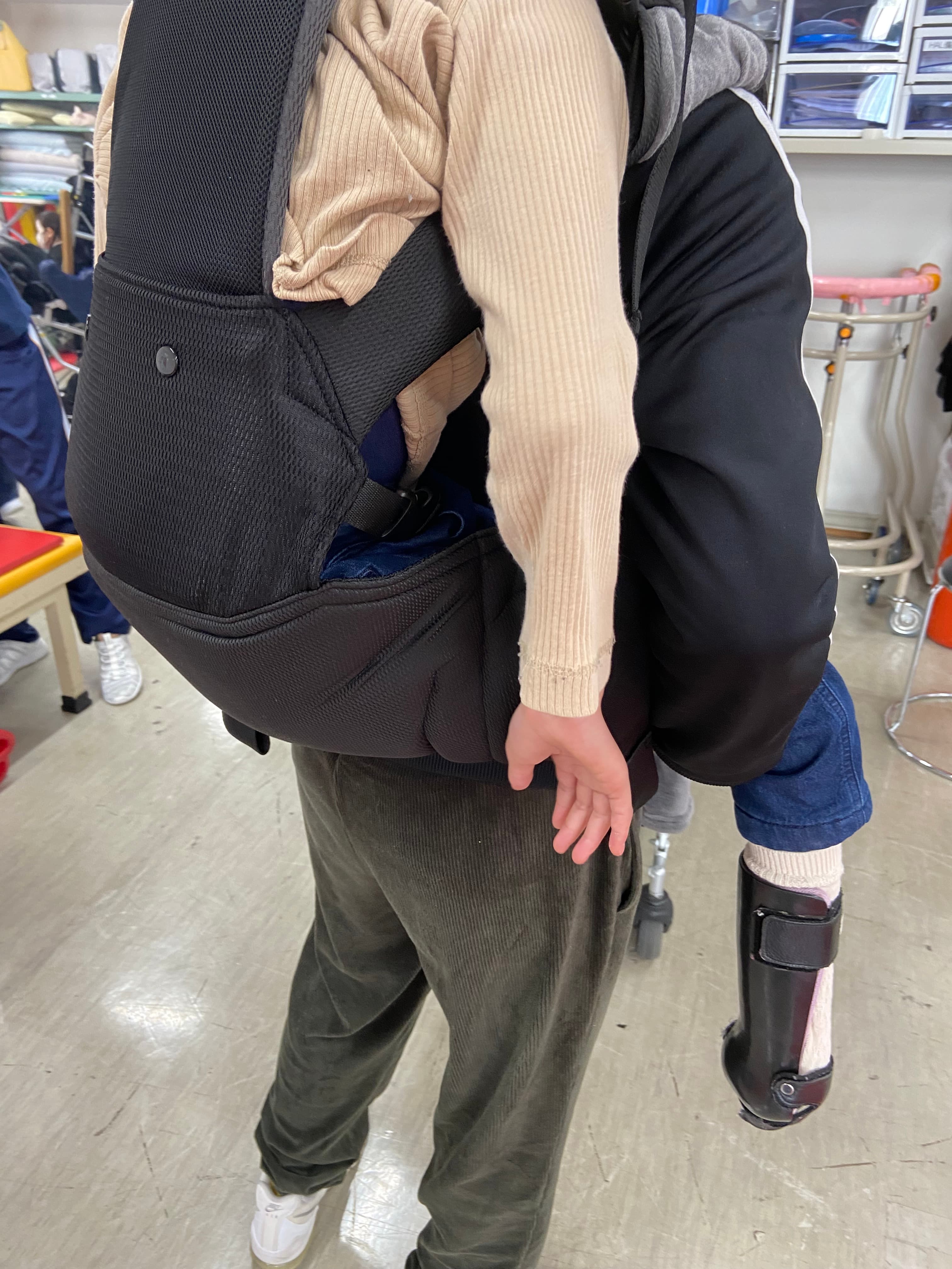 【自治体子ども福祉課・公立保育園・療育センター実績あり】日常だけでなく避難時にも！！介護用抱っこひも「ショルラク」